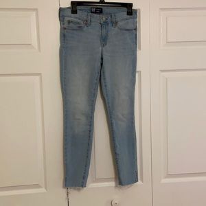 gap skinny jeans ( never worn)